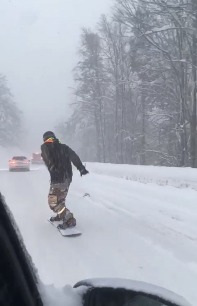 Uludağ Yolunda Trafik Oluştu, O Snowboard Yaparak İndi