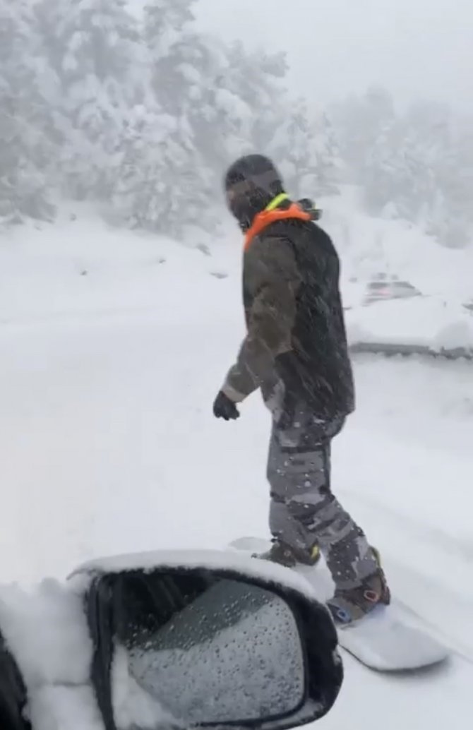 Uludağ Yolunda Trafik Oluştu, O Snowboard Yaparak İndi