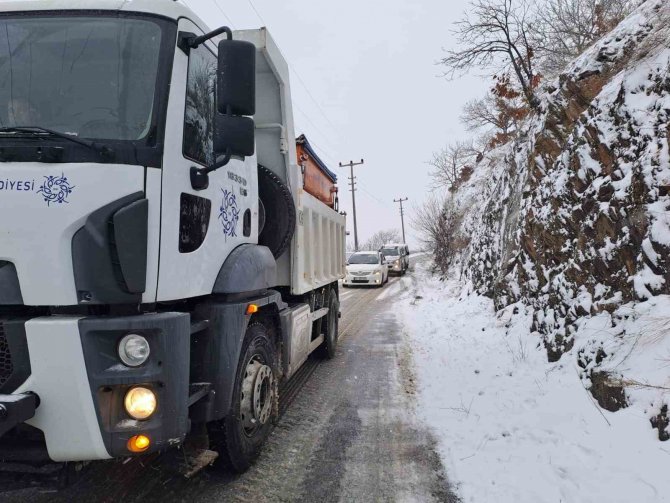 Büyükşehir Ekipleri, Karla Mücadele Çalışmalarına Devam Ediyor