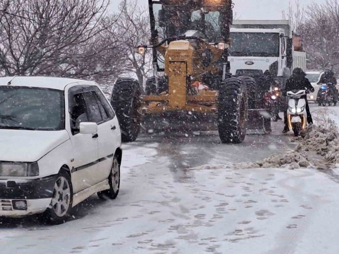 Büyükşehir Ekipleri, Karla Mücadele Çalışmalarına Devam Ediyor
