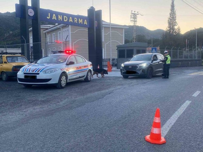 Jandarma Ekiplerinden Cep Telefonu Denetimi
