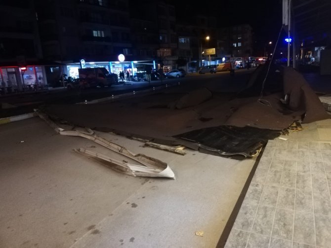 Ayvalık’ta Kuvvetli Fırtınada Bir Apartmanın Çatısı Uçtu