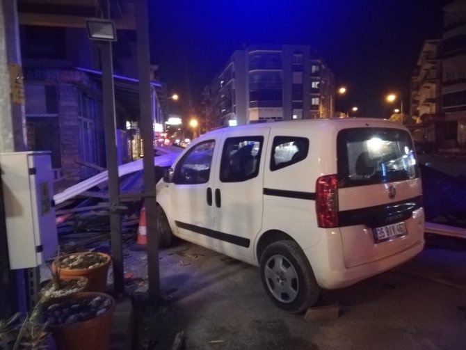 Ayvalık’ta Kuvvetli Fırtınada Bir Apartmanın Çatısı Uçtu