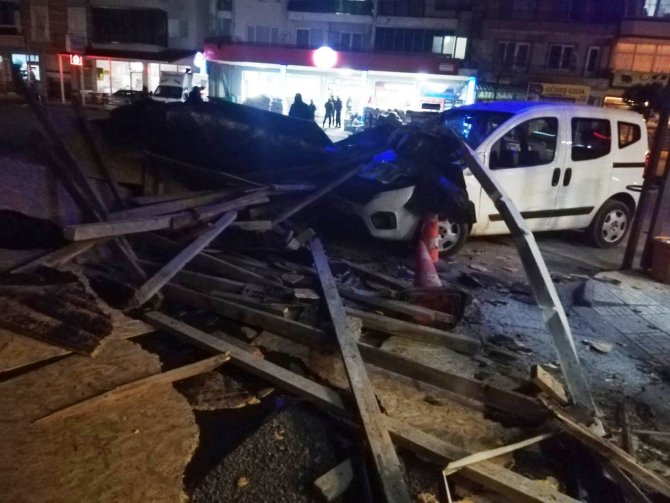 Ayvalık’ta Kuvvetli Fırtınada Bir Apartmanın Çatısı Uçtu
