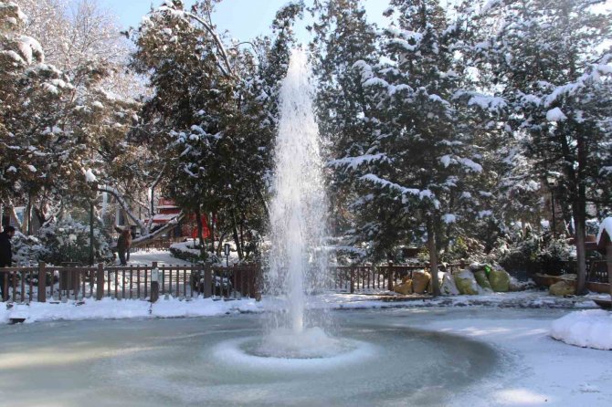 Başkent Beyaz Örtüye Teslim Oldu