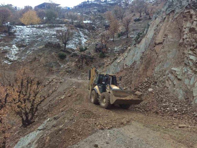 Batman’da Köy Yoluna Düşen Dev Kaya Kaldırıldı