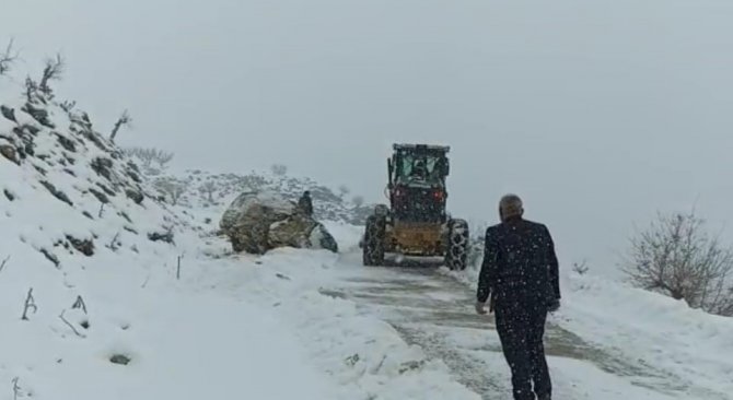 Batman’da Köy Yoluna Düşen Dev Kaya Kaldırıldı