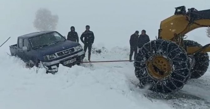 Batman’da Yolda Mahsur Kalan 2 Aile İ̇l Özel İ̇daresi Ekiplerince Kurtarıldı