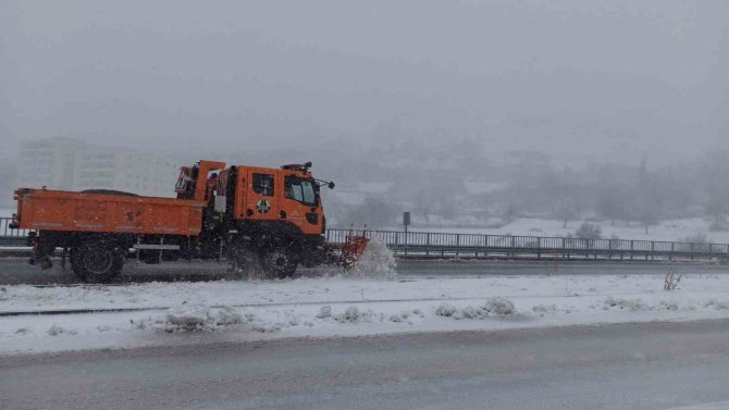 Kayganlaşan Yolda İki Araç Kafa Kafaya Çarpıştı: 5 Yaralı