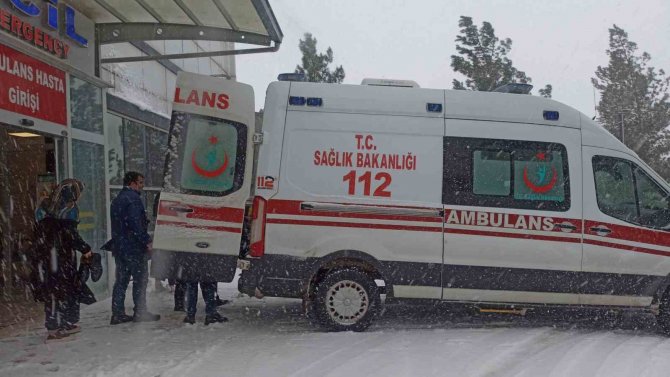 Kayganlaşan Yolda İki Araç Kafa Kafaya Çarpıştı: 5 Yaralı