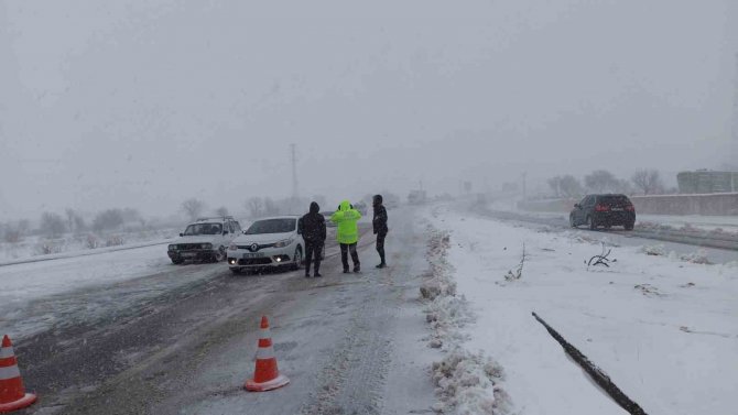 Kayganlaşan Yolda İki Araç Kafa Kafaya Çarpıştı: 5 Yaralı