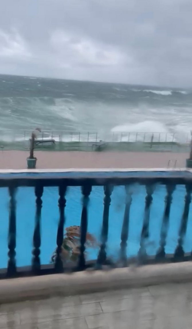 Beykoz’da Metrelerce Yükselen Dalgaların Kıyıya Vurması Kamerada
