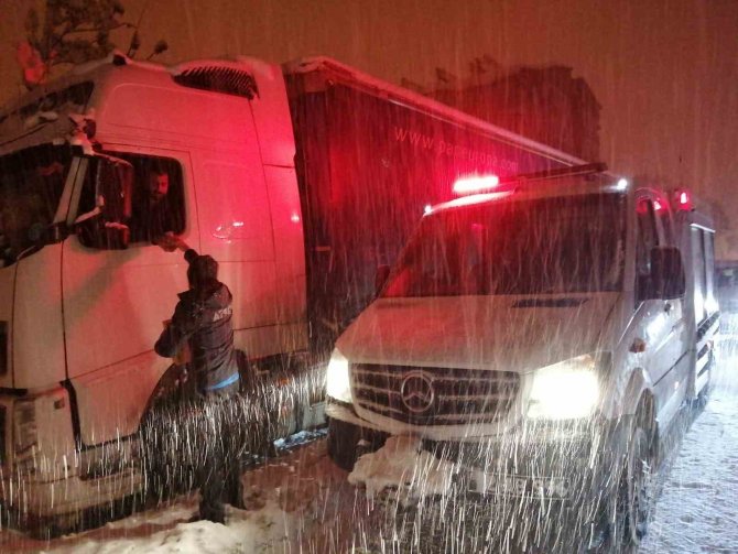 Yolda Mahsur Kalanlara Kumanya Dağıtımı Yapıldı