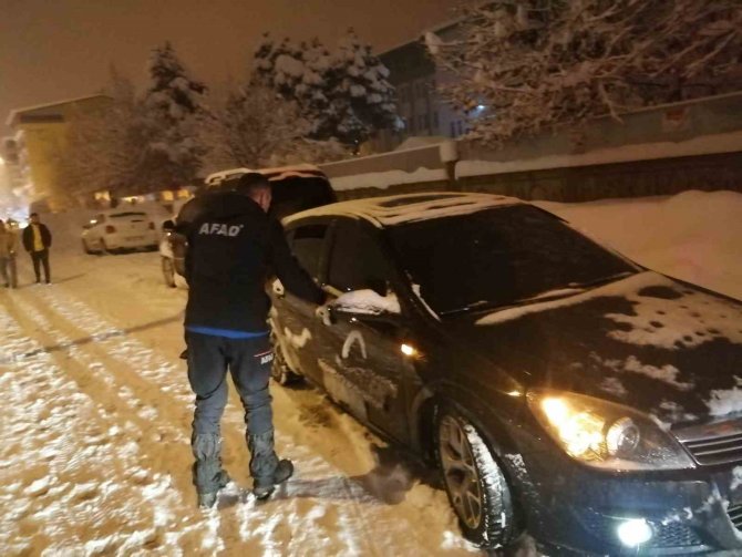 Yolda Mahsur Kalanlara Kumanya Dağıtımı Yapıldı