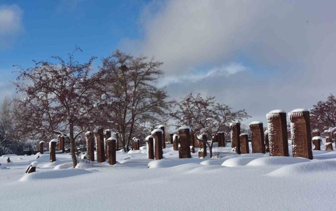 ’Sakin Şehir’ Ahlat’ın Tarihi Mekanlarından Kartpostallık Kar Manzaraları