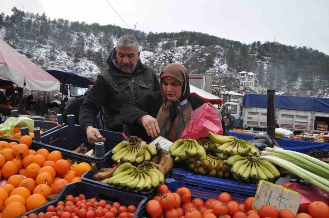 İ̇lk Emekli Maaşını Aldığı Gün Bir Kamyon Dolusu Ürünü 5 Liradan Satacak