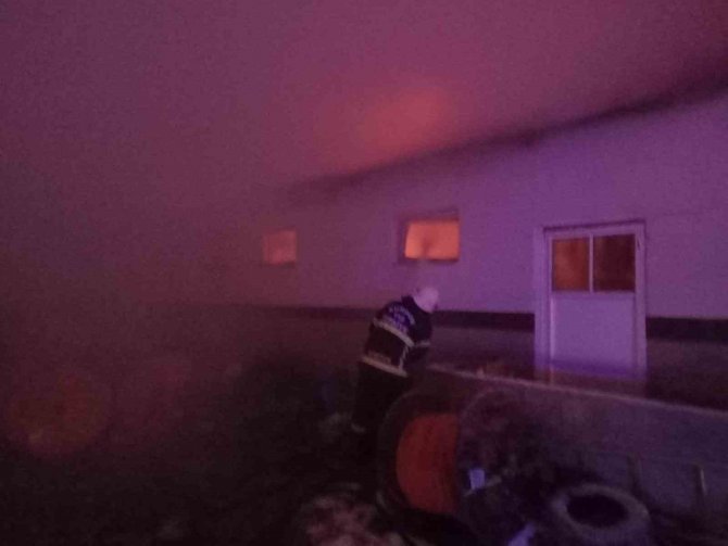 Burdur’da Tavuk Çiftliği Alevlere Teslim Oldu