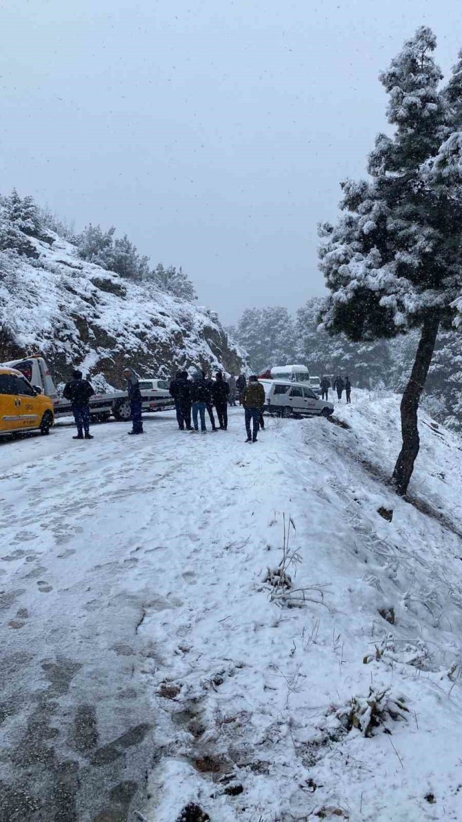 Burdur’da Kar Yağışına Hazırlıksız Yakalanan Sürücüler Yollarda Kaldı
