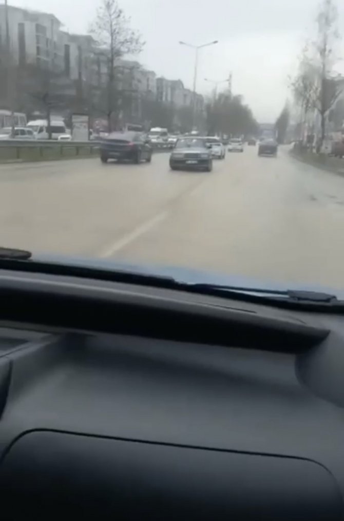 Bursa’da Kayganlaşan Yolu Fırsat Bildi, Drift Atarak İlerledi
