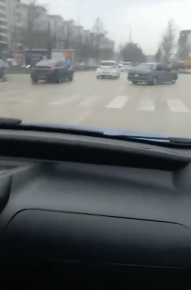 Bursa’da Kayganlaşan Yolu Fırsat Bildi, Drift Atarak İlerledi
