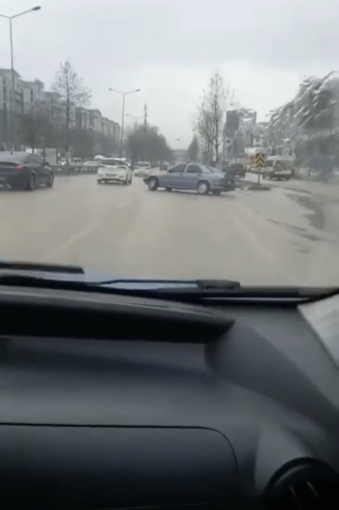 Bursa’da Kayganlaşan Yolu Fırsat Bildi, Drift Atarak İlerledi