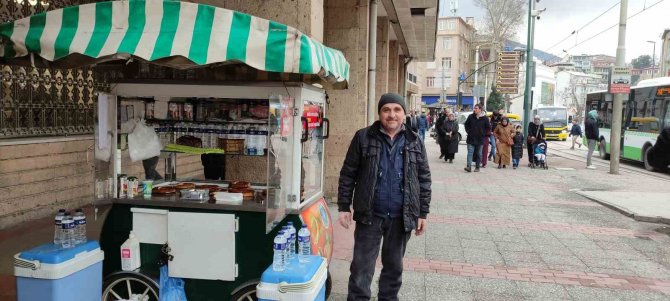 İ̇nsanlara Yardımcı Olmak İçin Seyyar Satıcılık Yapıyor