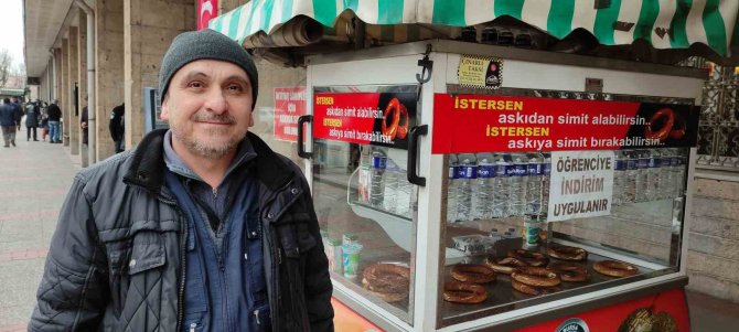İ̇nsanlara Yardımcı Olmak İçin Seyyar Satıcılık Yapıyor