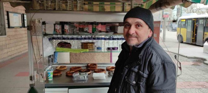 İ̇nsanlara Yardımcı Olmak İçin Seyyar Satıcılık Yapıyor