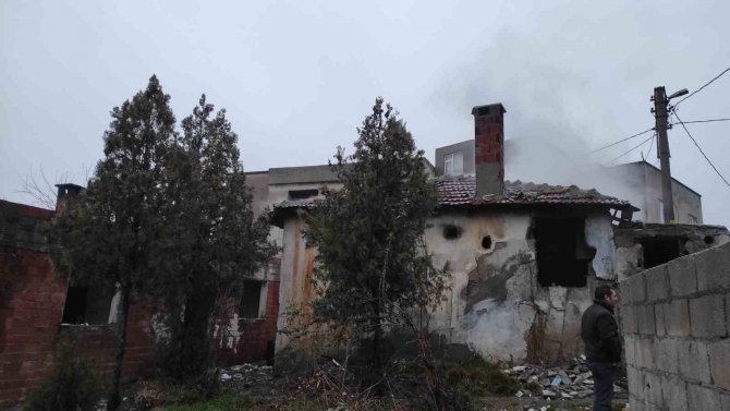 Bursa’da Metruk Binada Çıkan Yangın Korkuttu
