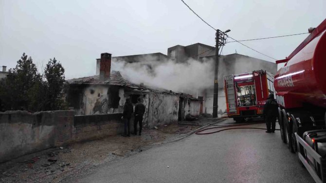 Bursa’da Metruk Binada Çıkan Yangın Korkuttu