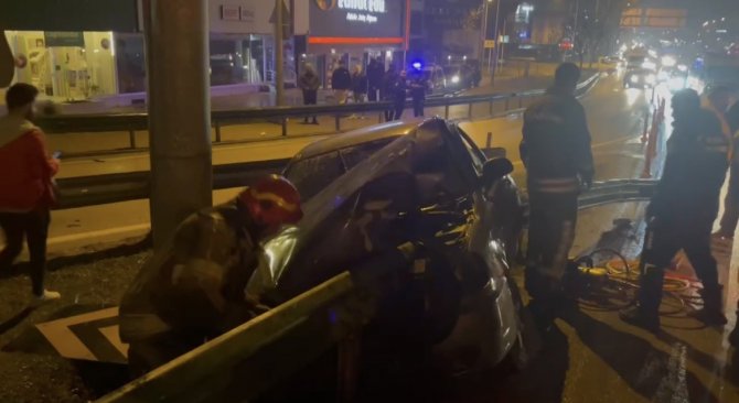 Bursa’da Kontrolden Çıkan Otomobil Bariyerlere Saplandı: 5 Yaralı