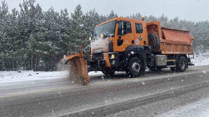 Çanakkale’de Karayolları Ve İ̇l Özel İ̇dare Ekipleri Yolların Kardan Kapanmaması İçin Çalışıyor