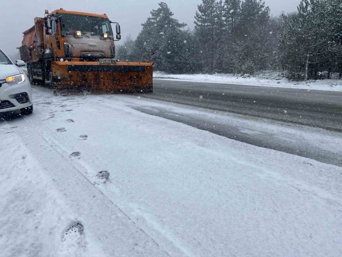 Çanakkale’de Karayolları Ve İ̇l Özel İ̇dare Ekipleri Yolların Kardan Kapanmaması İçin Çalışıyor