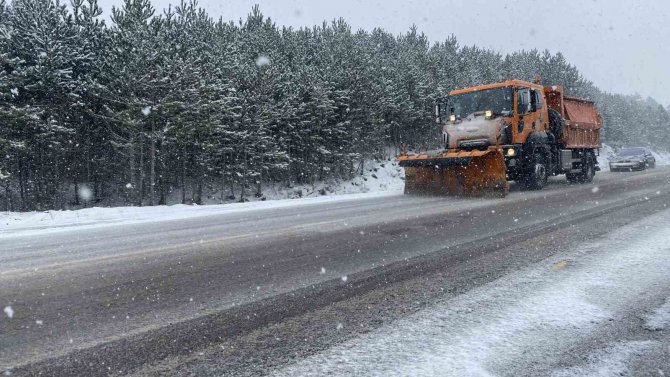 Çanakkale’de Karayolları Ve İ̇l Özel İ̇dare Ekipleri Yolların Kardan Kapanmaması İçin Çalışıyor