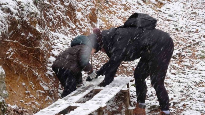 Çanakkale’de Kar Yağışı Etkili Oluyor