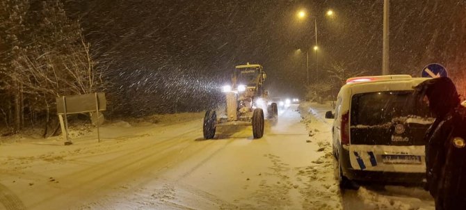 Yenice’de Karla Mücadele Çalışmaları Aralıksız Sürüyor
