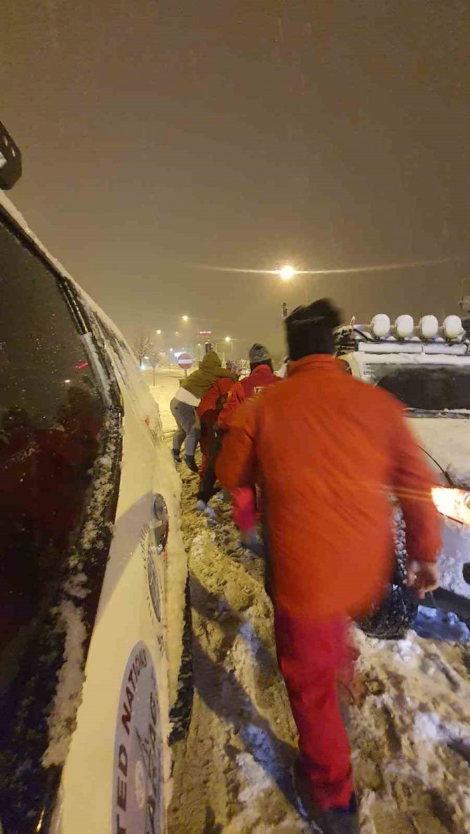 Karda Mahsur Kalan Vatandaşlar Tahliye Ediliyor