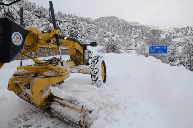 Çameli’de Belediye Ekiplerinin Kar Mücadelesi Sürüyor