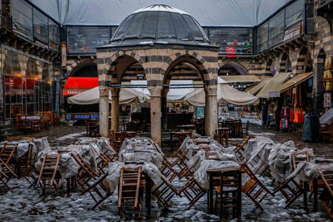 Diyarbakırlılar Kar Yağmasını On Gözlü Köprü’de Halay Çekerek Kutladı