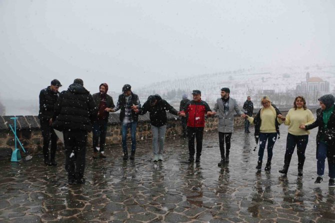 Diyarbakırlılar Kar Yağmasını On Gözlü Köprü’de Halay Çekerek Kutladı