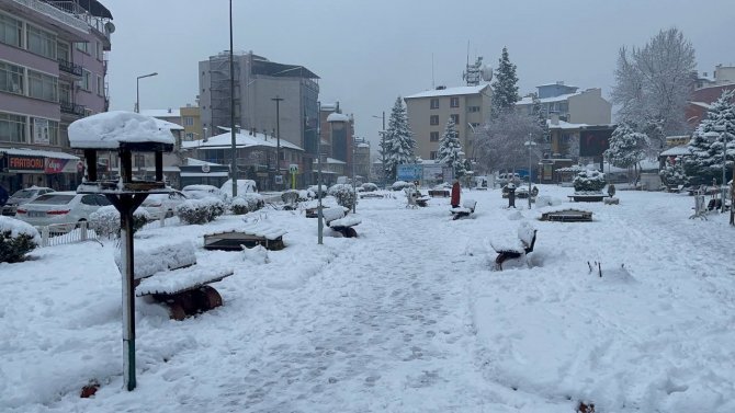 Dursunbey’de Kar Yağışı Sonrası 38 Mahallenin Yolu Ulaşıma Kapandı