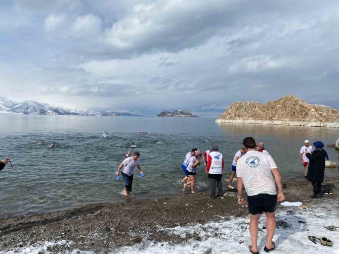 Eksi 5 Derecede Van Gölü’nün Serin Sularına Girdiler