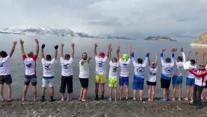 Eksi 5 Derecede Van Gölü’nün Serin Sularına Girdiler