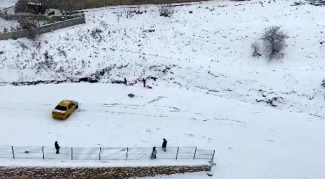 Elazığ’da Yol Buz Pistine Döndü, Araçlar Böyle Kaydı