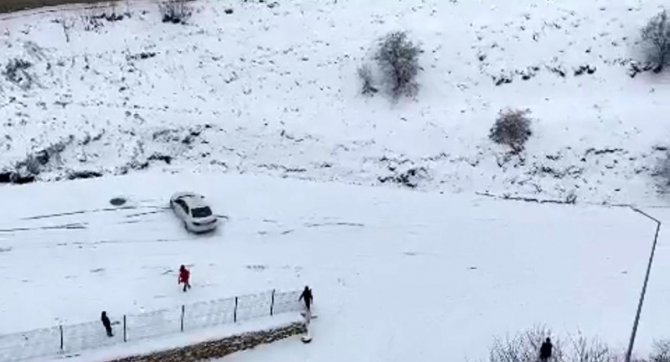 Elazığ’da Yol Buz Pistine Döndü, Araçlar Böyle Kaydı