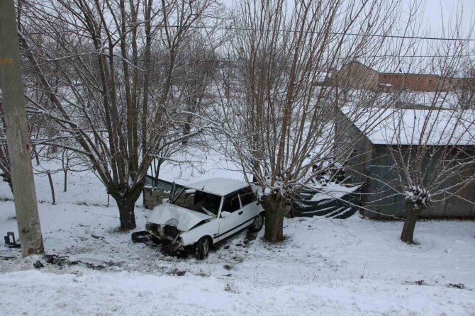Buzlanma Nedeniyle Otomobil Şarampole Yuvarlandı: 4 Yaralı