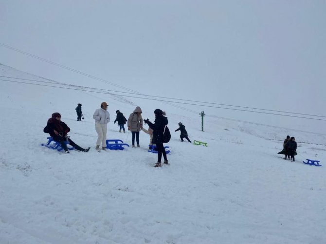 Türkiye’nin Göl Manzaralı Kayak Merkezinde Sezon Açıldı