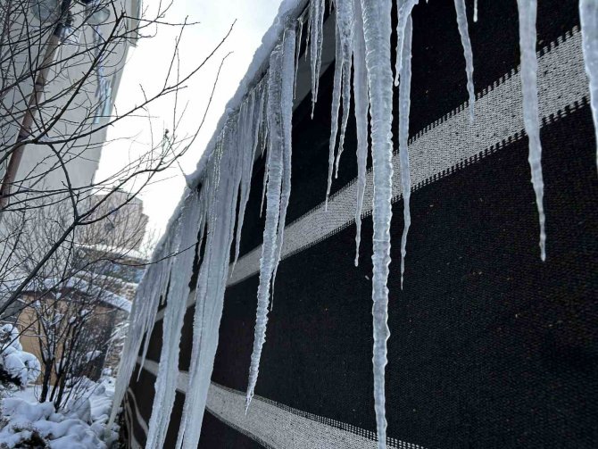Erzurum’da 2 Metrelik Buz Sarkıtları Oluştu