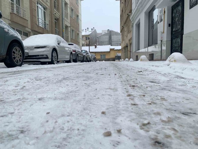 Kaldırımlar Adeta Buz Pistine Döndü