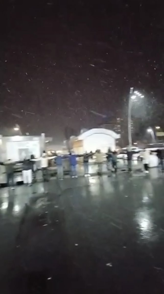 Kar Altında Halay Çekip Asker Uğurladılar